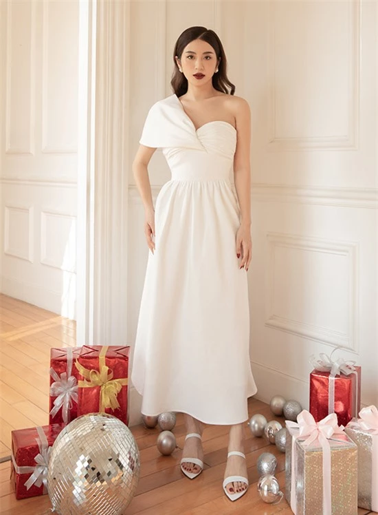 Hot girl Ngọc Anh duyên dáng với váy trắng lệch vai thuộc sưu tập Holiday Calling vừa ra mắt.
