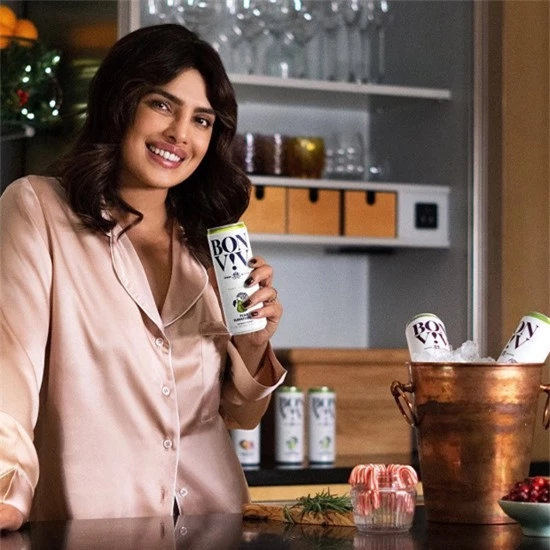 Ngôi sao phim Quantico Priyanka Chopra quảng cáo cho một loại đồ uống mang tên Bon V!V vào đầu tháng này trên Instagram 60 triệu người dõi theo. Hoa hậu Thế giới 2000 kiếm được 295.000 USD cho bài đăng, góp phần tăng thu nhập khi phải nghỉ cả năm ở nhà để tránh dịch.