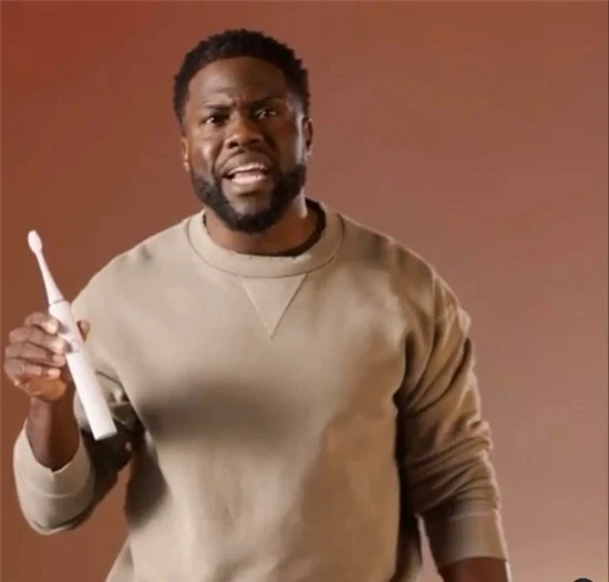Danh hài Kevin Hart gần đây trở thành người phát ngôn mới nhất của một thương hiệu bàn chải đánh răng. Ngôi sao Jumanji cũng kiếm được khoản tiền 6 con số từ video quảng cáo này.
