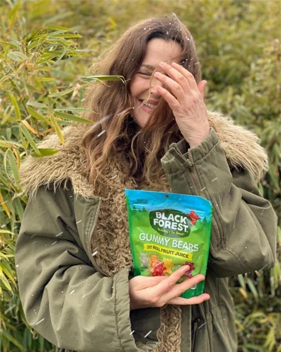 Minh tinh Drew Barrymore khoe ảnh ôm túi kẹo dẻo trái cây organic Black Forest Gummies. Từ khi dịch chuyển từ ngôi sao điện ảnh sang diễn viên - MC truyền hình, thiên thần của Charlie đã tích cực quảng cáo cho các sản phẩm trong khi chia sẻ những hình ảnh cuộc sống năng động của mình.