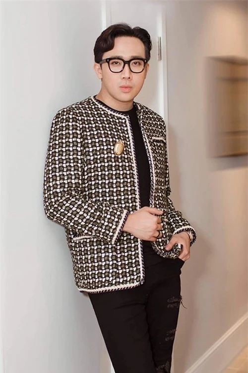 Từ đầu mùa thời trang thu đông 2020, ông xã của Hari Won nhanh chóng cập nhật mốt áo khoác vải tweed. Đây là một trong những xu hướng nổi bật ở mùa lạnh năm nay.