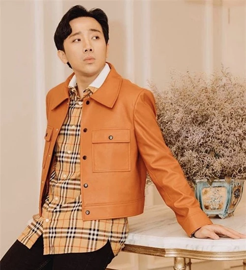 Song song với trend diện áo khoác vải dệt thô, các mẫu jacket dáng lửng đúng trend 2020 cũng được Trấn Thành yêu thích.