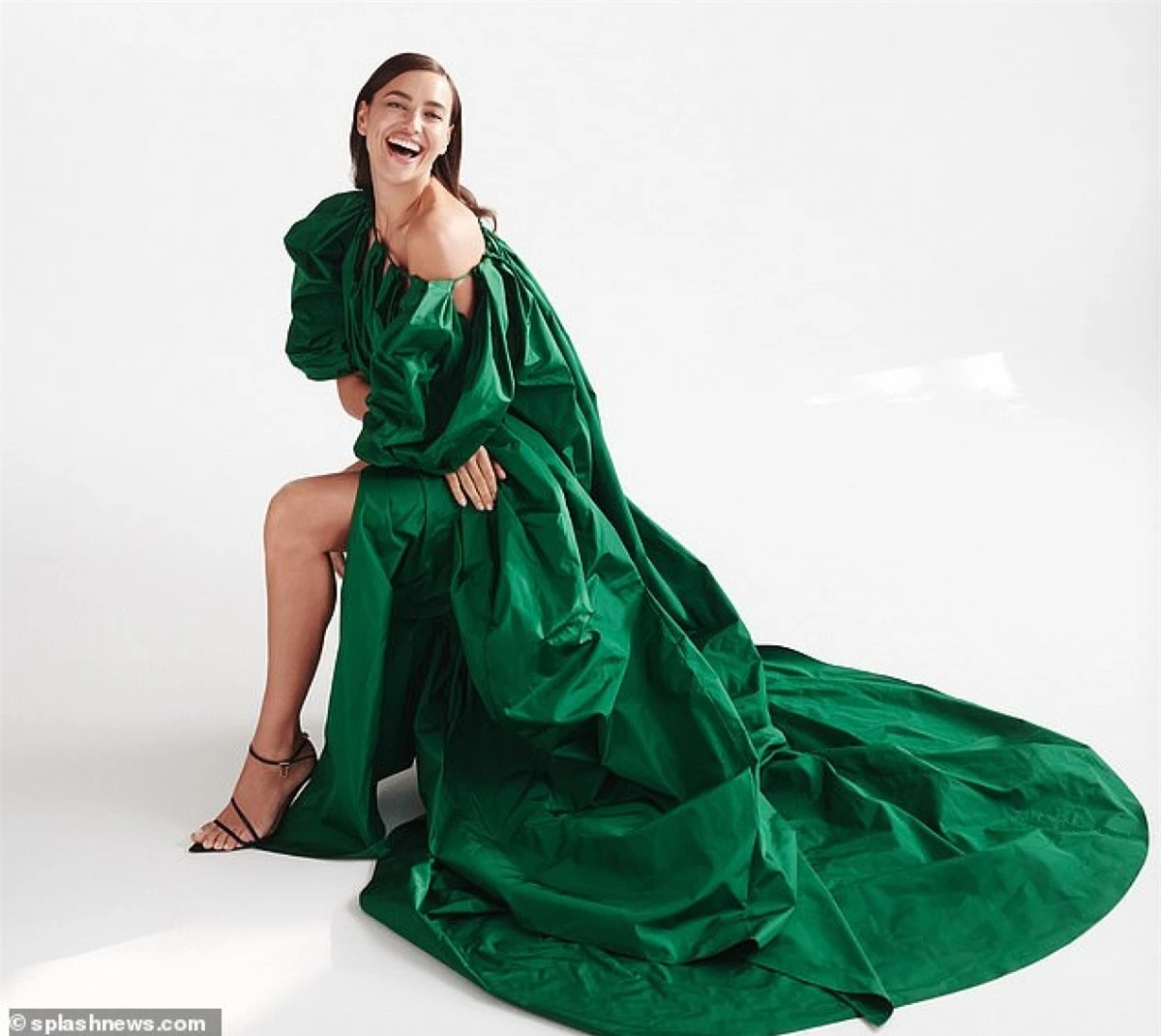 Irina Shayk tái xuất gợi cảm trong bộ ảnh quảng cáo thời trang mới nhất.