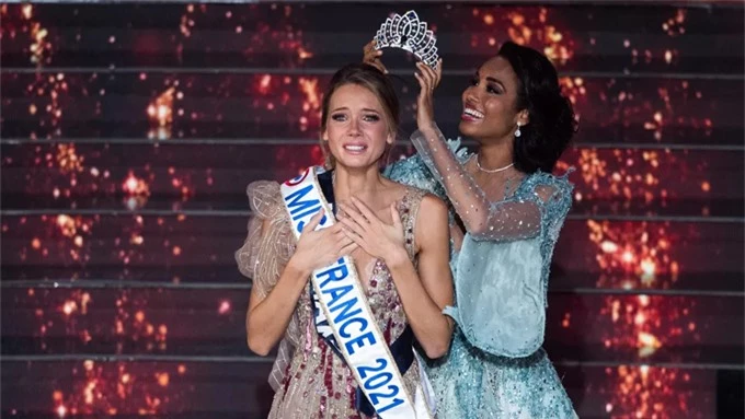 Amandine Petit vượt qua 19 thí sinh khác để giành vương miện Miss France 2021 - cuộc thi nhan sắc lớn nhất nước Pháp, có lịch sử 100 năm. Cô sẽ đại diện cho Pháp dự thi Miss World hoặc Miss Universe 2021 diễn ra cuối năm sau, trong khi đó người tiền nhiệm Clémence Botino (phải) dự thi Miss Universe 2020 tổ chức vào đầu năm sau.