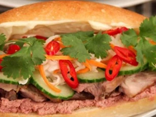 10 phút xong ngay bữa sáng với bánh mì pate thập cẩm