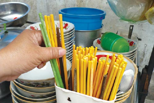 Nguy hại tiềm tàng khi sử dụng đũa không đúng cách