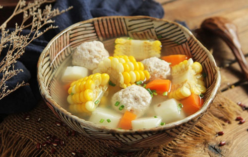 Bữa tối thanh đạm với món canh thịt viên nấu rau củ