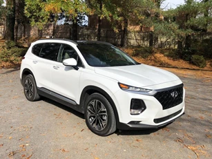Hyundai Santa Fe tiếp tục bỏ xa Toyota Fortuner về doanh số