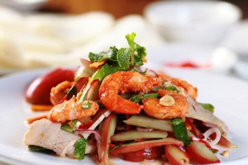 Cuối tuần lạ miệng với gỏi mận tôm ram