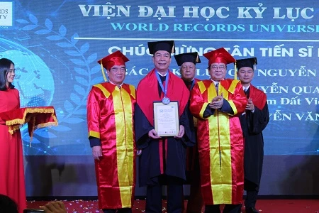 Chủ tịch HĐQT Gốm Đất Việt đón nhận danh hiệu Tiến sĩ danh dự của Viện Đại học Kỷ lục Thế giới