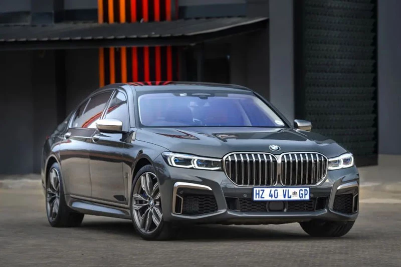 10. BMW 760Li (giá khởi điểm: 137.000 USD).