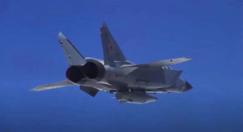 Tiêm kích đánh chặn MiG-31K của Nga mang tên lửa siêu thanh Kh-47M2 Kinzhal. Ảnh: Sohu.