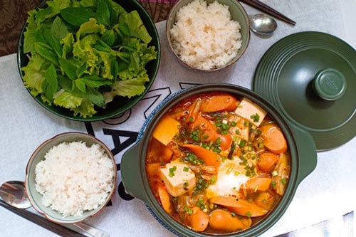 Cách nấu canh kim chi xúc xích đúng chuẩn Hàn Quốc