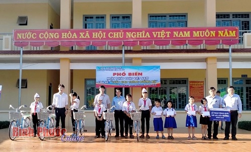BIDV Bình Phước tặng xe đạp và học bổng “Tiếp sức đến trường” cho học sinh nghèo hiếu học