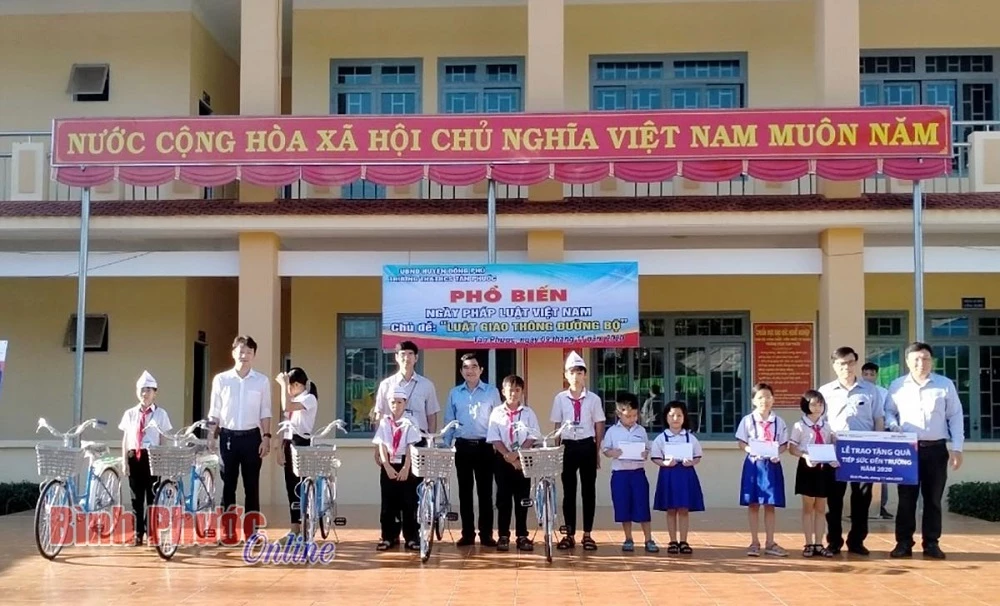 Đại diện BIDV chi nhánh Bình Phước trao xe đạp và học bổng “Tiếp sức đến trường” tại Trường Tiểu học và THCS Tân Phước (Ảnh: Báo Bình Phước).