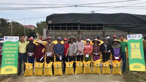 Thừa Thiên Huế: PVFCCo hỗ trợ phân bón cho bà con nông dân tái sản xuất sau bão lũ 