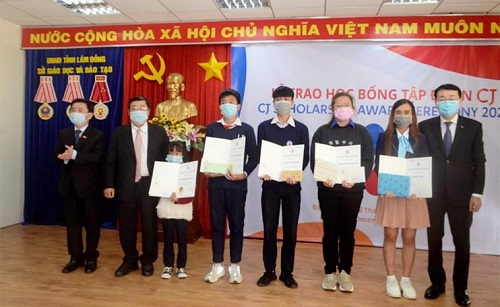 Lâm Đồng: Tập đoàn CJ trao 100 suất học bổng cho học sinh, sinh viên vượt khó học giỏi