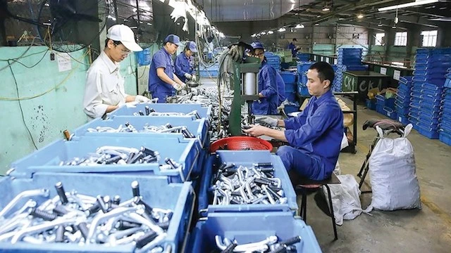 Cho đến nay, khung chính sách, pháp luật về tín dụng và hỗ trợ tín dụng đối với doanh nghiệp nhỏ và vừa (DNNVV) đang từng bước được hoàn thiện.  Cho đến nay, khung chính sách, pháp luật về tín dụng và hỗ trợ tín dụng đối với doanh nghiệp nhỏ và vừa (DNNVV) đang từng bước được hoàn thiện.