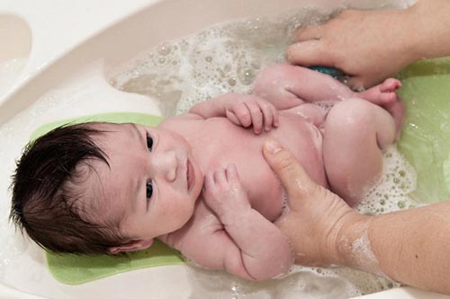 Mùa đông, mẹ nên tắm cho con bao nhiều lần một tuần?