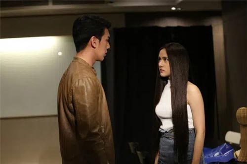 Bước vào phòng tân hôn mà chồng dày công chuẩn bị, tôi tái mét mặt mày khi nhìn thấy thứ nằm chễm chệ cạnh giường ngủ