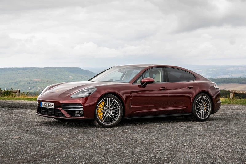 8. Porsche Panamera Turbo (giá khởi điểm: 153.000 USD).