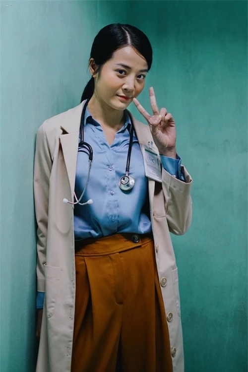 Quyết tâm thoát khỏi hình tượng tiểu tam trong loạt MV của Hương Giang và Hòa Mizy, Karen Nguyễn (1993) nhận vai bác sĩ trong Người cần quên phải nhớ. Trong một lần trò chuyện với Ngoisao.net, đạo diễn Đức Thịnh khen Karen diễn tốt, có tư duy đạo diễn và hình ảnh.