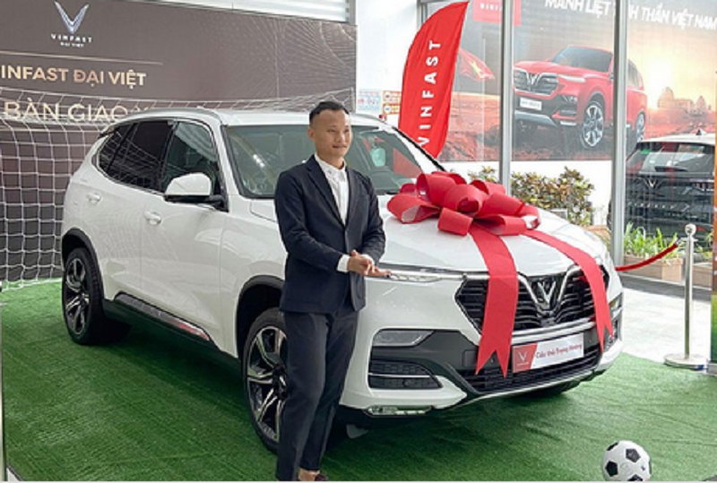SUV VinFast LUX SA2.0 mà cầu thủ Trọng Hoàng mua có gì nổi bật?