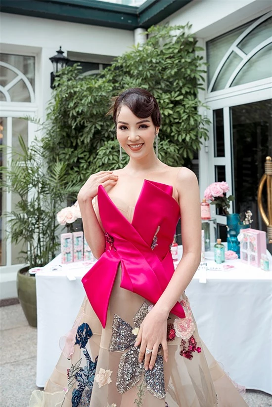 Từ ngày đảm nhận vai trò giám khảo Hoa hậu Việt Nam 2020, Thụy Vân càng chăm chút ngoại hình. Cô diện thiết kế trong bộ sưu tập Nhớ Hà Nội của NTK Hoàng Hải.
