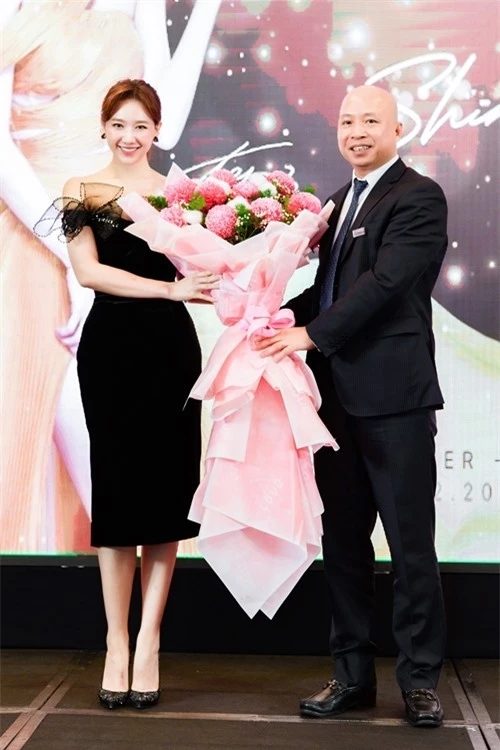 Tại sự kiện, bà xã của MC Trấn Thành đón nhận vai trò giám đốc thương hiệu của doanh nghiệp này. Trước đó, cô đã đồng hành cùng nhãn hàng một năm trong tư cách đại sứ thương hiệu.