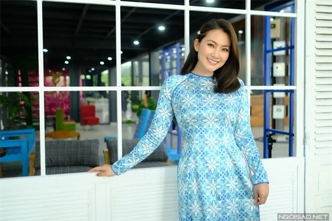 Trong vai trò MC, Ngọc Lan chọn một bộ áo dài thật đẹp để quay show truyền hình.