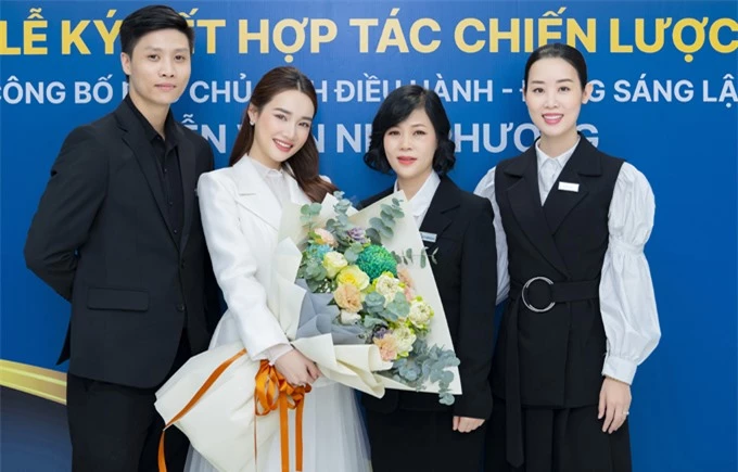 Lễ ký kết công bố vai trò Phó chủ tịch của Nhã Phương có các doanh nhân và cả Á hậu Áo dài Minh Phương (ngoài cùng bên phải) - trợ lý của Ngọc Trinh, người đang làm việc ở một tập đoàn mỹ phẩm - tham dự.