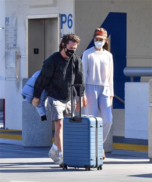 Shia LaBeouf tới sân bay đón nữ diễn viên Margaret Qualley hôm 19/12.