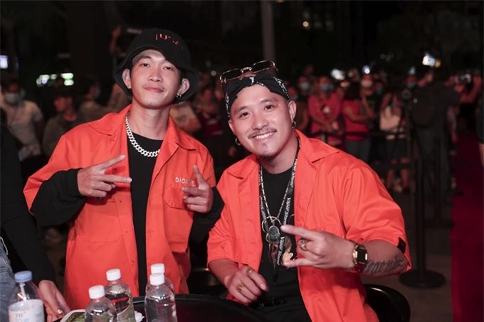 Bộ đôi rapper Pjnboys (trái) và Huỳnh James hát nhạc phim Chị Mười Ba: 3 ngày sinh tử.
