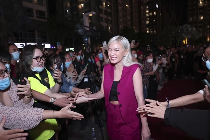 Fashionista Châu Bùi cười tươi giữa vòng tay người hâm mộ.