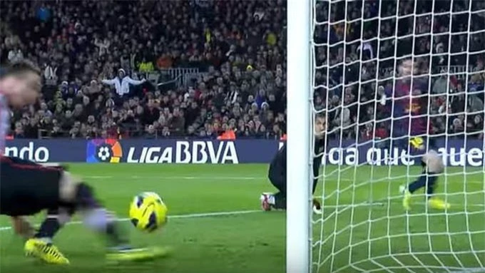 Messi dứt điểm đập chân Amorebieta vào lưới ở mùa giải 2012/13