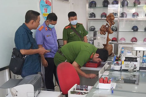 Tiền Giang: Khoét nóc cửa hàng, chui vào trộm xe máy và két sắt