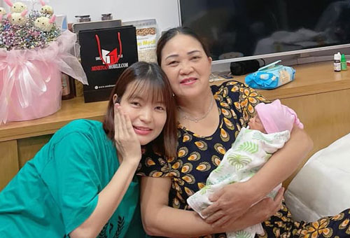 Vợ Mạc Văn Khoa tiết lộ được mẹ chồng hỗ trợ chăm sóc cháu và con dâu từ A đến Z