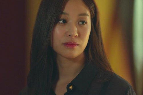 Thấy người giúp việc chểnh mảng dọn dẹp nấu nướng, tôi dọa đuổi thì ả nói một câu khiến cả nhà xanh mặt