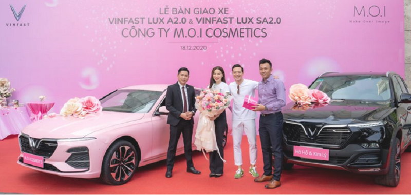  Hồ Ngọc Hà - Kim Lý mạnh tay chi gần 5 tỷ mua "bộ 3 siêu đẳng" của VinFast