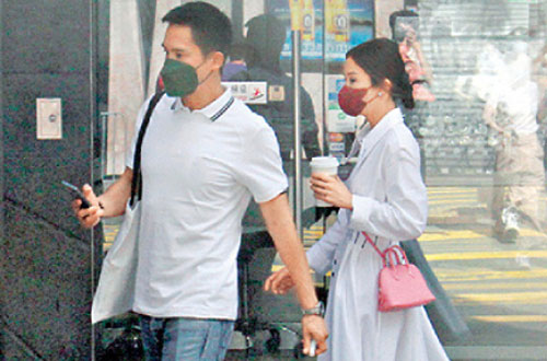 Thái Trác Nghiên 'gắn như sam' hôn phu đại gia