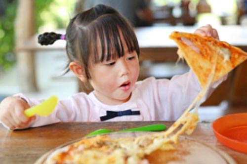 5 loại thực phẩm chứa đầy muối, trẻ ăn càng nhiều càng hại thận, não bộ chậm phát triển