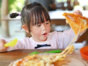 5 loại thực phẩm chứa đầy muối, trẻ ăn càng nhiều càng hại thận, não bộ chậm phát triển