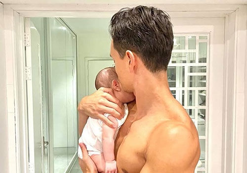 Kim Lý vừa bế con vừa khoe cơ bắp cuồn cuộn nhìn phát mê, chính thức nhập hội “ông bố của năm”