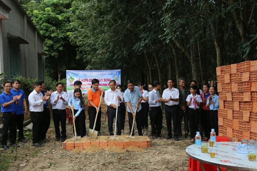 Đại diện Quỹ Từ thiện Kim Oanh và các đại biểu thực hiện nghi thức khởi công xây dựng Nhà Khăn quàng đỏ cho đội viên học tập giỏi – rèn luyện tốt Quách Đặng Huyền Trâm.