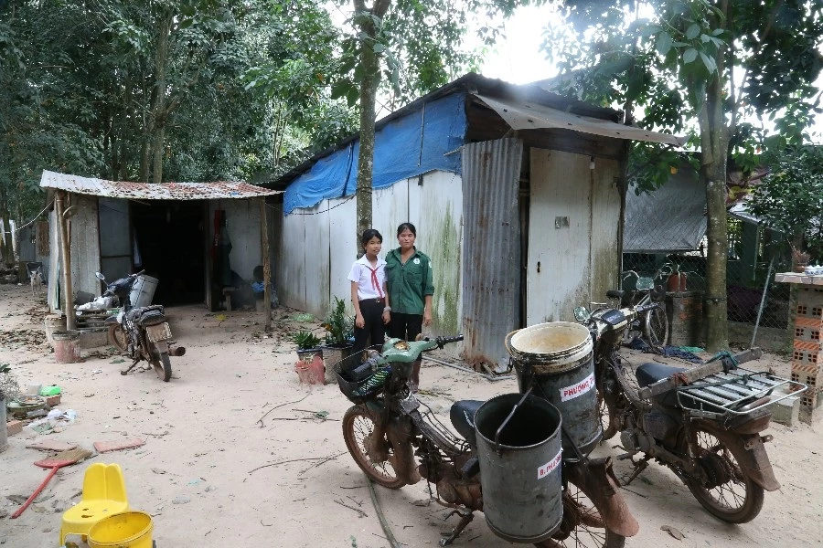 Căn nhà cũ ọp ẹp dựng tạm trên đất mượn của gia đình em Huyền Trâm.