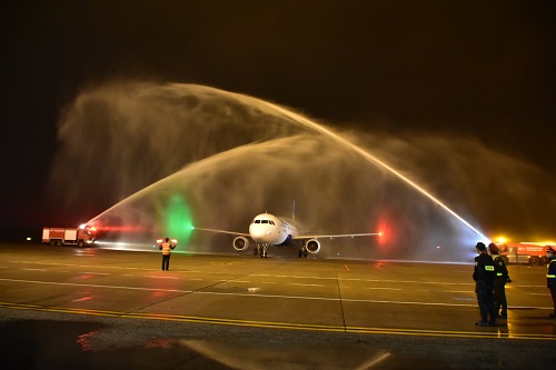 Tàu bay đầu tiên của Vietravel Airlines hạ cánh xuống sân bay Phú Bài