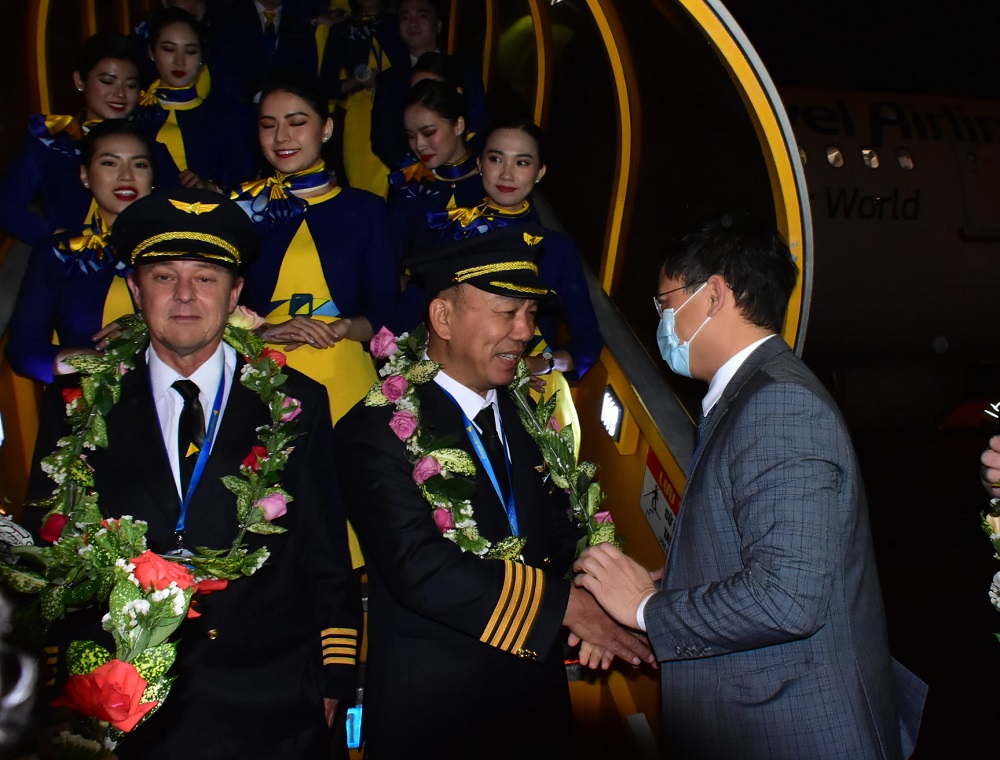 Lãnh đạo tỉnh Thừa Thiên Huế tặng hoa cho phi hành đoàn.