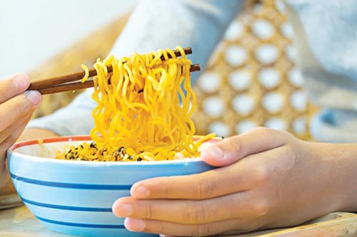 Tại sao mì ăn liền cần ngâm 3 phút?