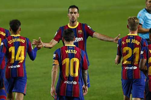 Nội bộ cầu thủ Barca chia rẽ, gọi nhau là kẻ phản bội