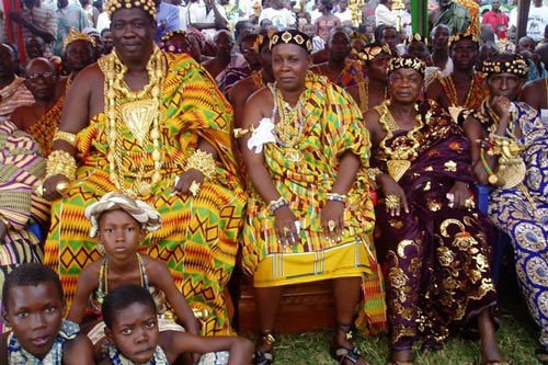 Lạ lùng bộ tộc đeo cả cân vàng trên người, đến dép lê cũng gắn... vàng ròng